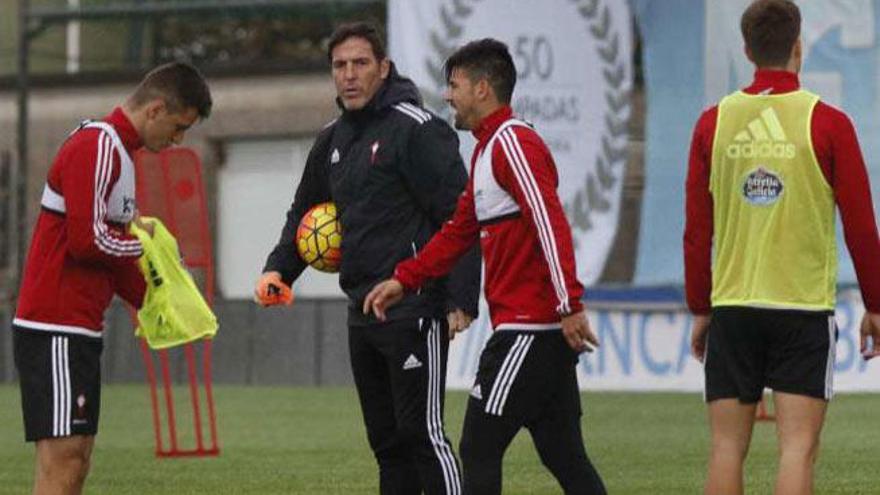 Eduardo Berizzo supervisa a Radoja y a Nolito durante el entrenamiento de ayer en A Madroa. // R. Grobas