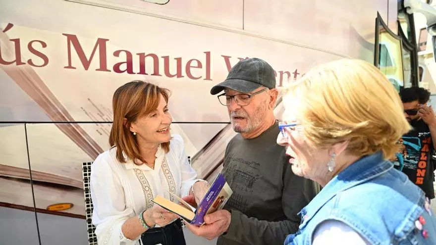 Elche celebra el día del libro con un "bookcrossing" y bibliobus