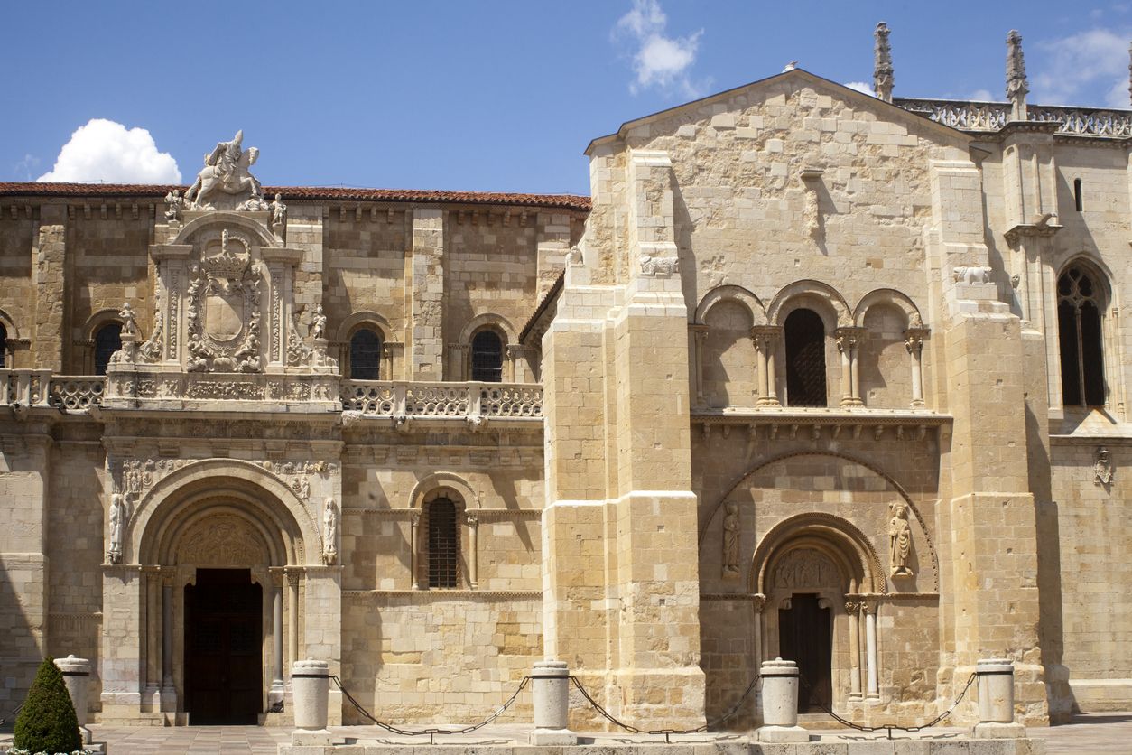 San Isidoro monasterio e iglesia de fachada, la ciudad de León, España.