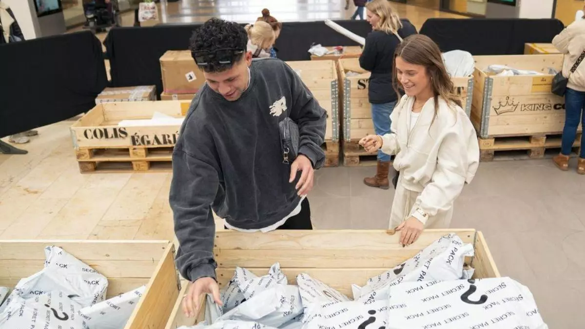 Abren una tienda de "paquetes perdidos de Amazon" en un centro comercial de Murcia: se venden al peso