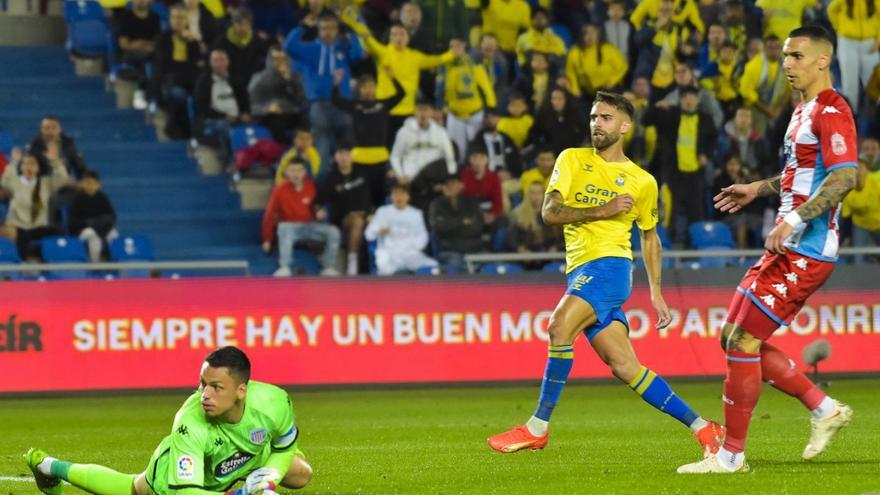 Pejiño, justo después de disparar para marcar el primer gol de la UD ante la impotencia de Óscar y Alberto.