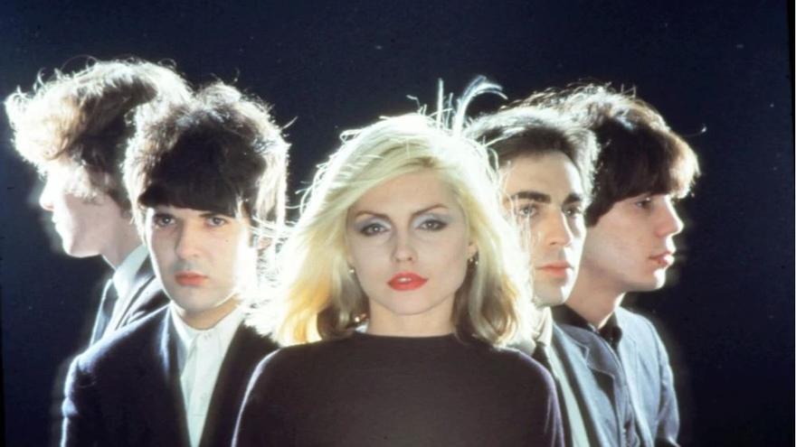 Clem Burke junto a Debbie Harry, en una imagen mítica de Blondie.