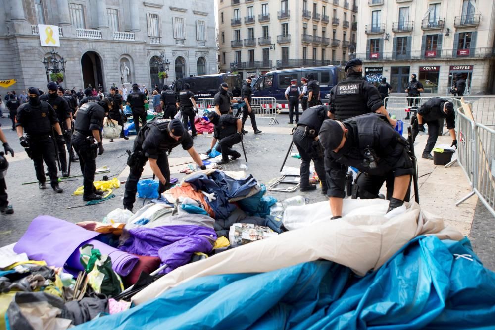 Els Mossos retiren de la plaça Sant Jaume les tendes de l'acampada independentista