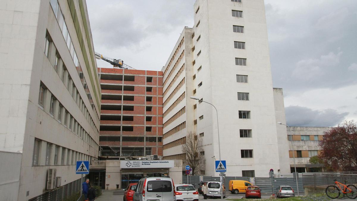 A la derecha en la foto, el edificio del hospital Materno Infantil del CHUO.