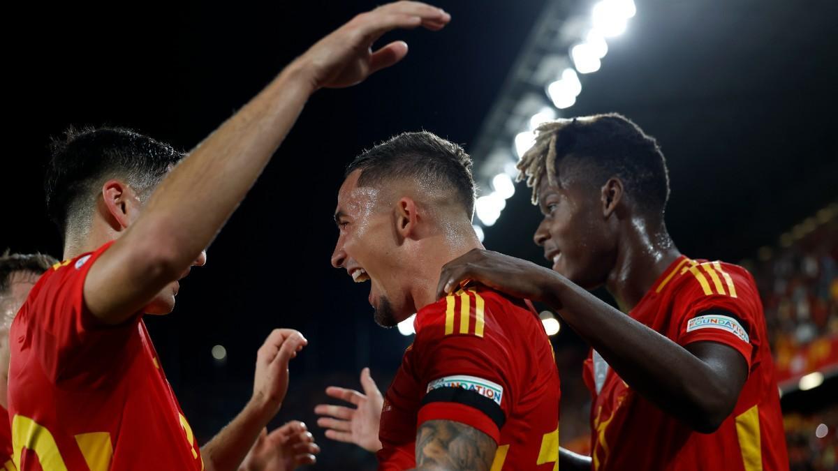 Los jugadores de la selecci車n espa?ola celebran uno de sus goles ante Suiza
