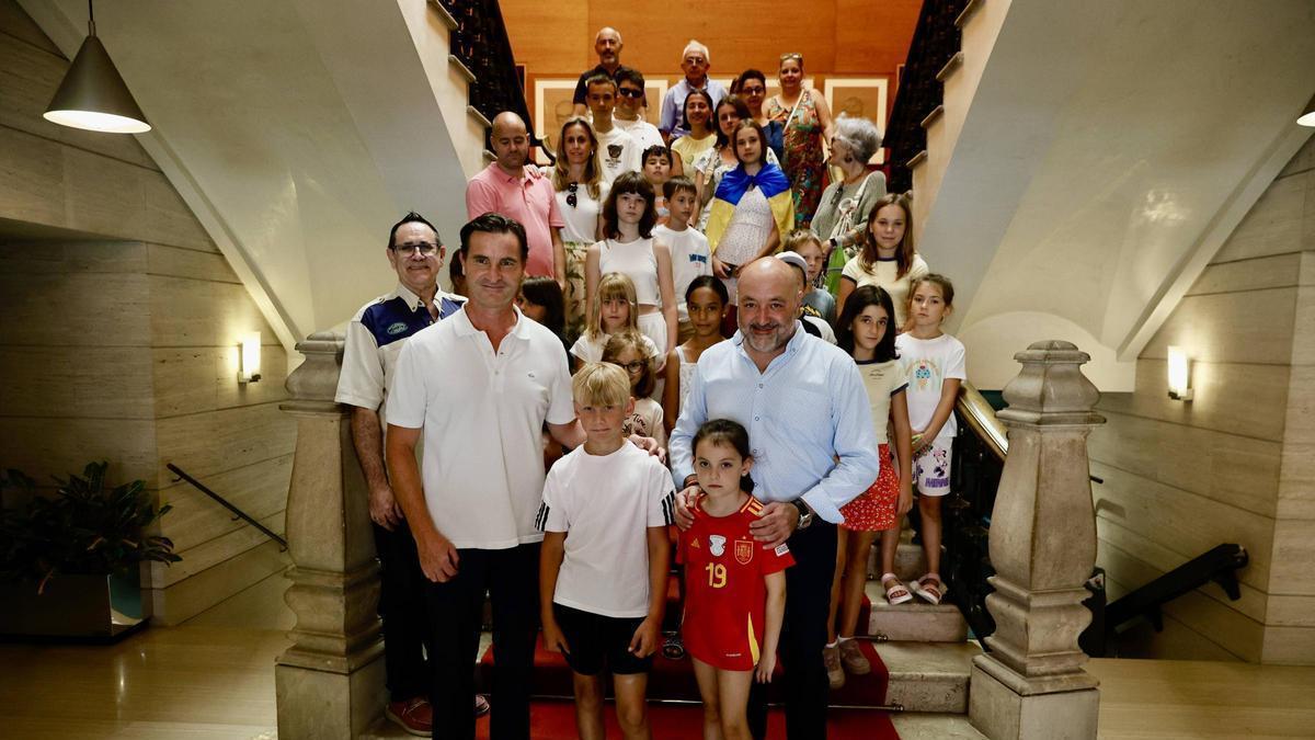 Jorge González-Palacios y Guzmán Pendás, en primer término, junto a niños y familias de acogida participantes en el programa.