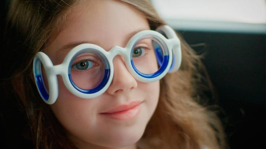 Una niña con las gafas desarrolladas por Citroën // FARO