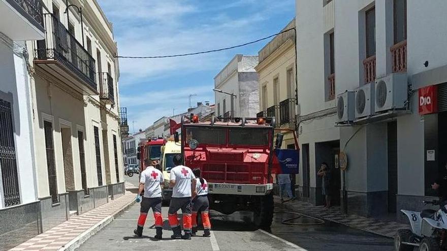 Un hombre sufre quemaduras muy graves al incendiarse su casa en Oliva de la Frontera