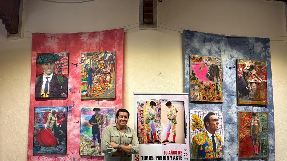 Emilio Méndez junto algunas de sus obras en la plaza de toros de El Bibio ayer
