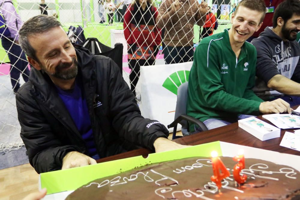 La plantilla del Unicaja visita la muestra en su inauguración, con Joan Plaza a la cabeza.