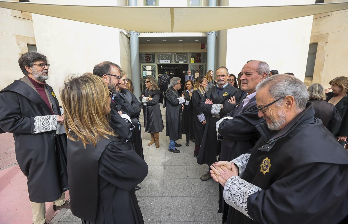 Concentración de letradas y letrados judiciales de Alicante tras la reunión fallida del comité de huelga y Justicia.