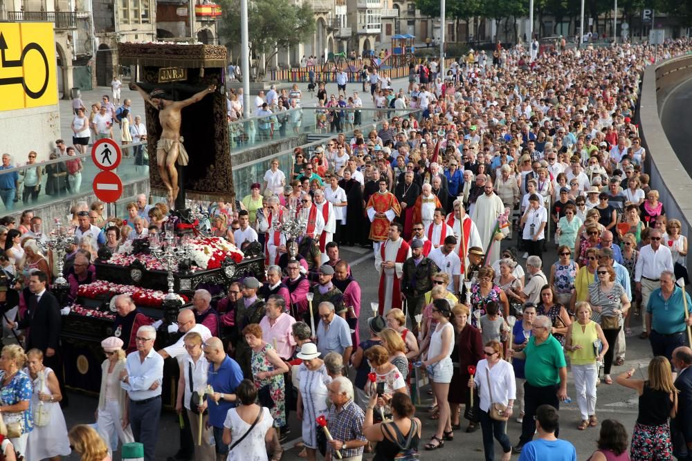 Miles de fieles acompañan a la imagen del nazareno en la tradicional procesión por el centro de la ciudad con principio y final en la Colegiata.