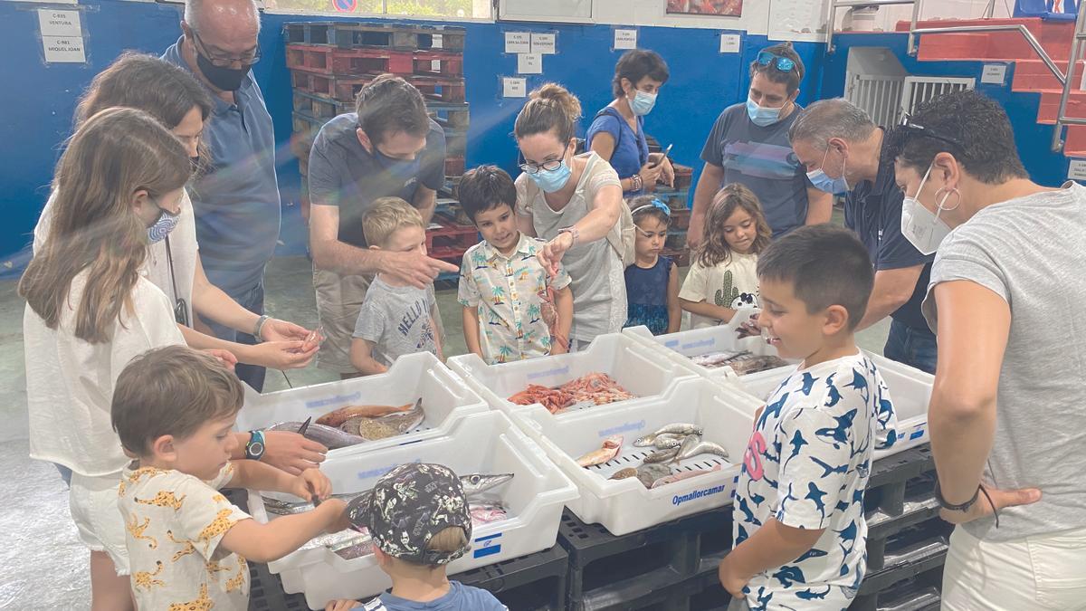 Un equipo de APAEMA y una veintena de familias visitaron la lonja de pescadores para conocer más de cerca su funcionamiento.