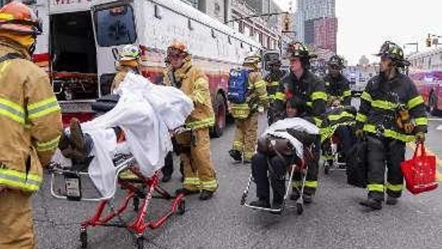 Al menos 103 heridos tras accidentarse un tren suburbano en Nueva York