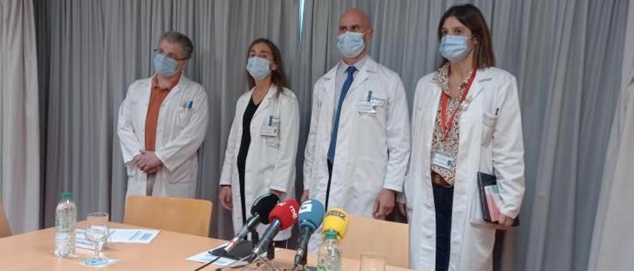 Javier Paz, Yolanda Sanduende, José Flores y Marta Ocampo, ayer en el Hospital Montecelo.  // FDV