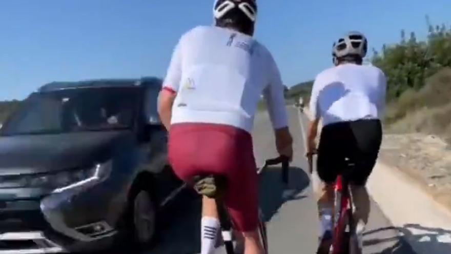 Polémica por el adelantamiento de un coche a varios ciclistas: “¿Por dónde quieres que pase?”