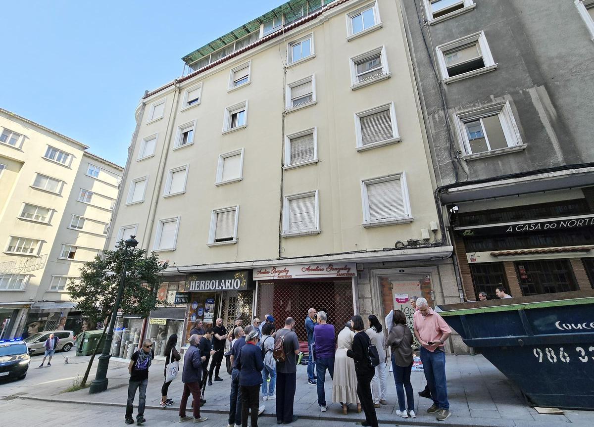 Participantes en el acto organizado por el colectivo Os Ninguéns para recordar el 2º aniversario del incendio del edificio número 6 de la calle Alfonso X el Sabio