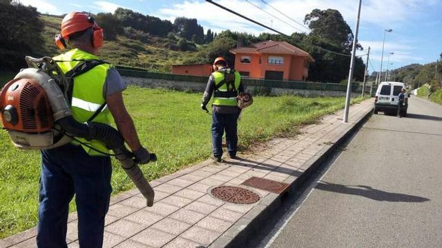 Comienza la limpieza de aceras en la zona rural del concejo