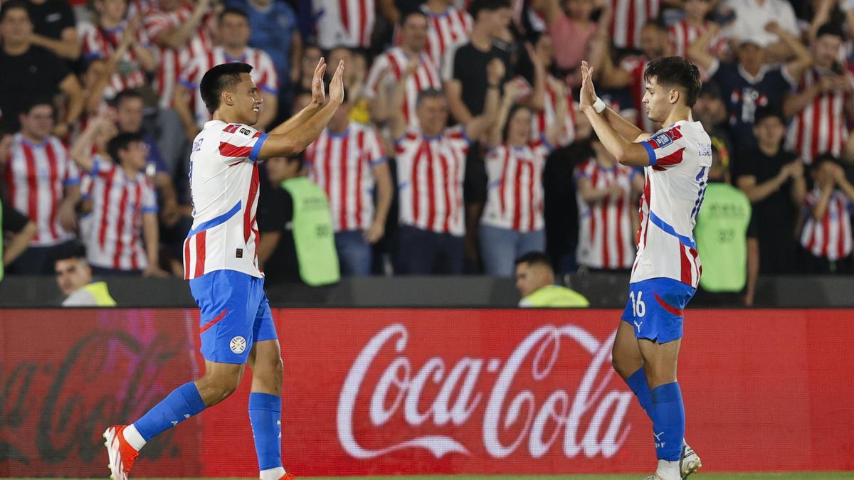 Los futbolistas paraguayos celebran el tanto de la victoria ante Brasil.