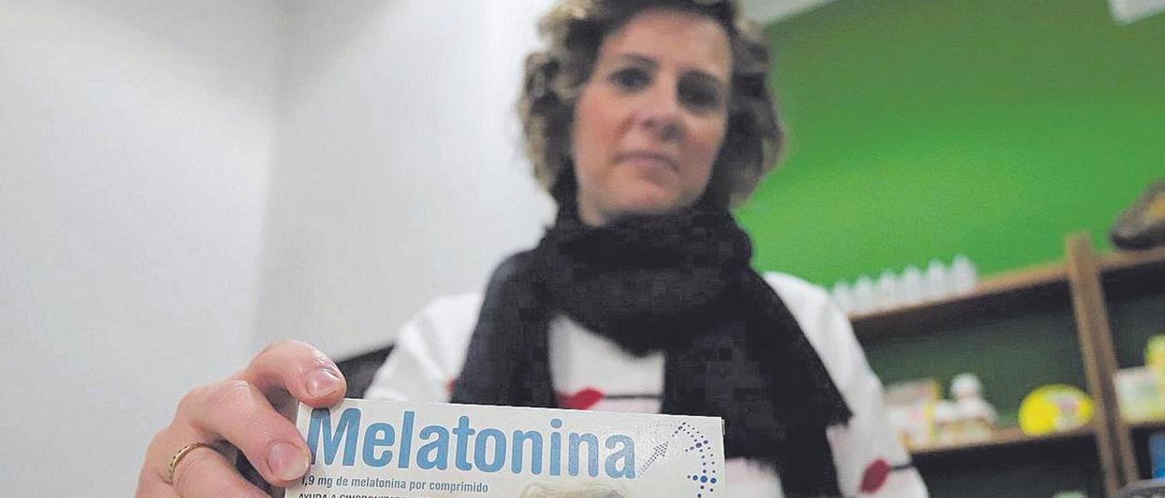 Sandra León, responsable del herbolario Santiveri Córdoba, muestra un producto para ayudar a dormir.