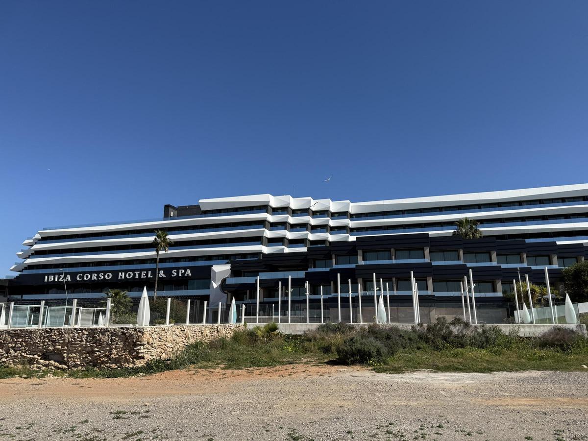 La fachada del Corso desde la zona portuaria, con la zona de la piscina en primer término.