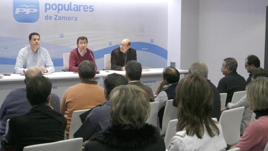 Desde la izquierda, Alberto Castro, Martínez Maíllo y Antonio Iglesias, ayer en la reunión con los alcaldes y concejales del PP.