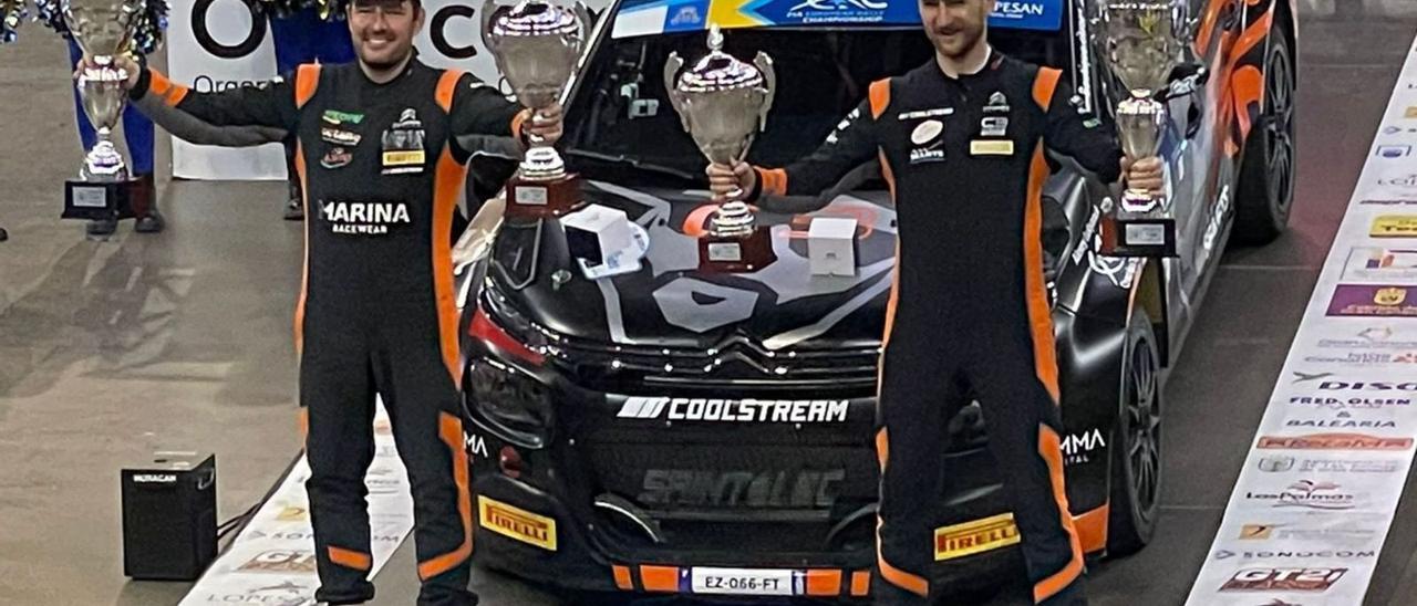 Alexey Lukyanuk -derecha- y su copiloto Alexey Arnautov posan con sus trofeos, sonrientes delante de su Citroën C3 Rally2, ayer en el Gran Canaria Arena. | | RALLY ISLAS CANARIAS