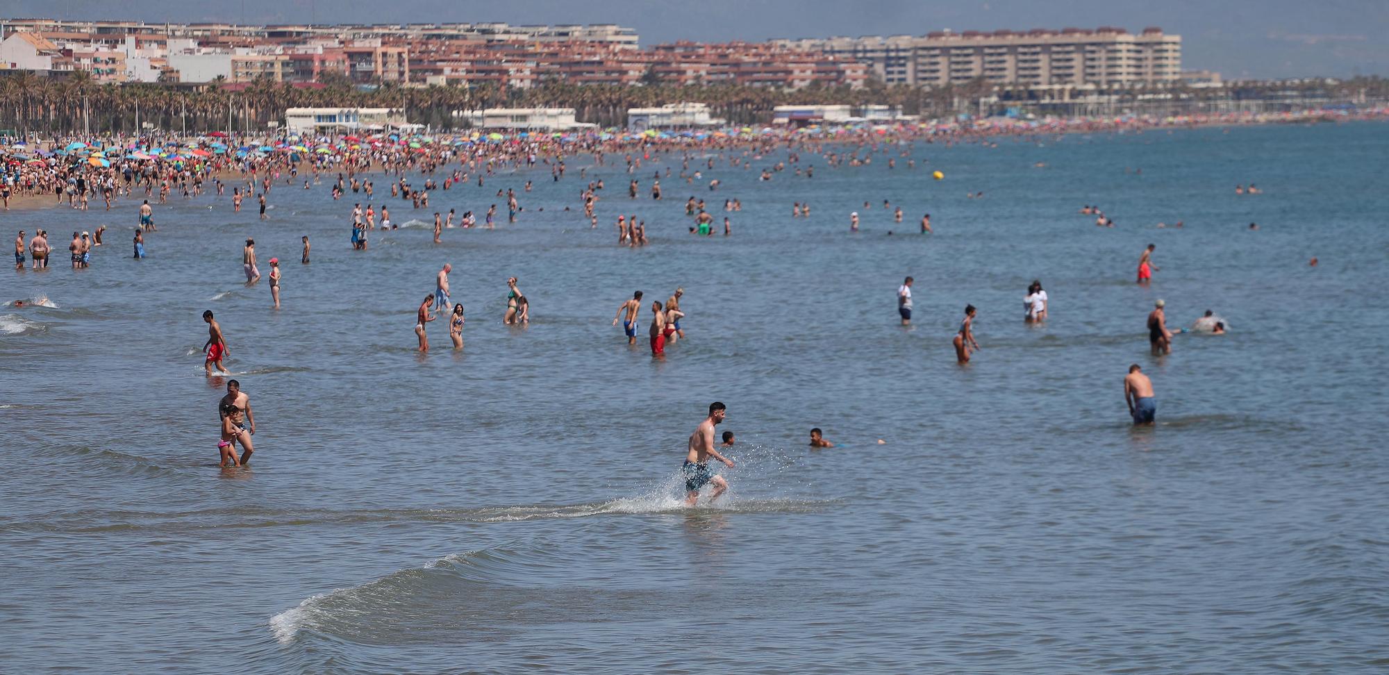 Las playas de València, llenazo previo al verano