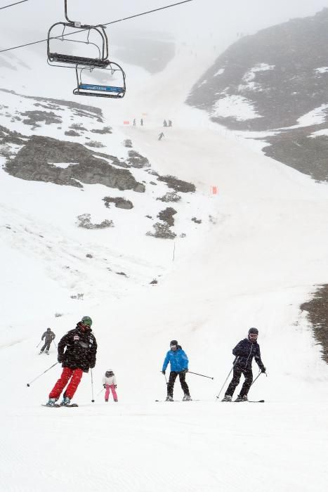 Esquiadores en el décimo aniversario de Fuentes de Invierno