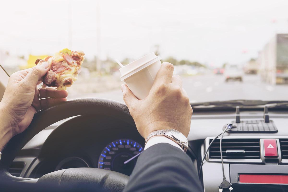 Comer o beber al volante es una práctica habitual para muchos conductores