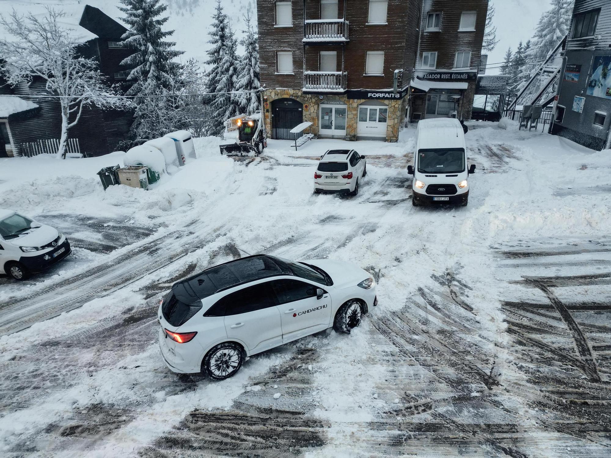 EN IMÁGENES | Una gran nevada deja 30 centímetros de nieve en el Pirineo