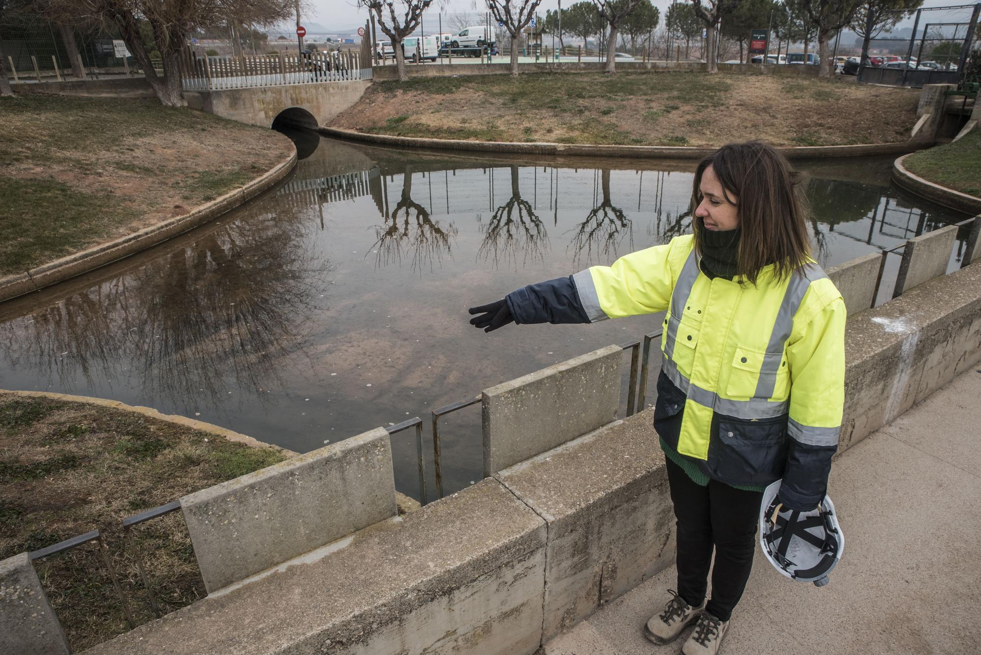 Mireia Félix mostra el punt a la bassa repartidora del parc d’on arrencarà la sortida per a la nova canalització
