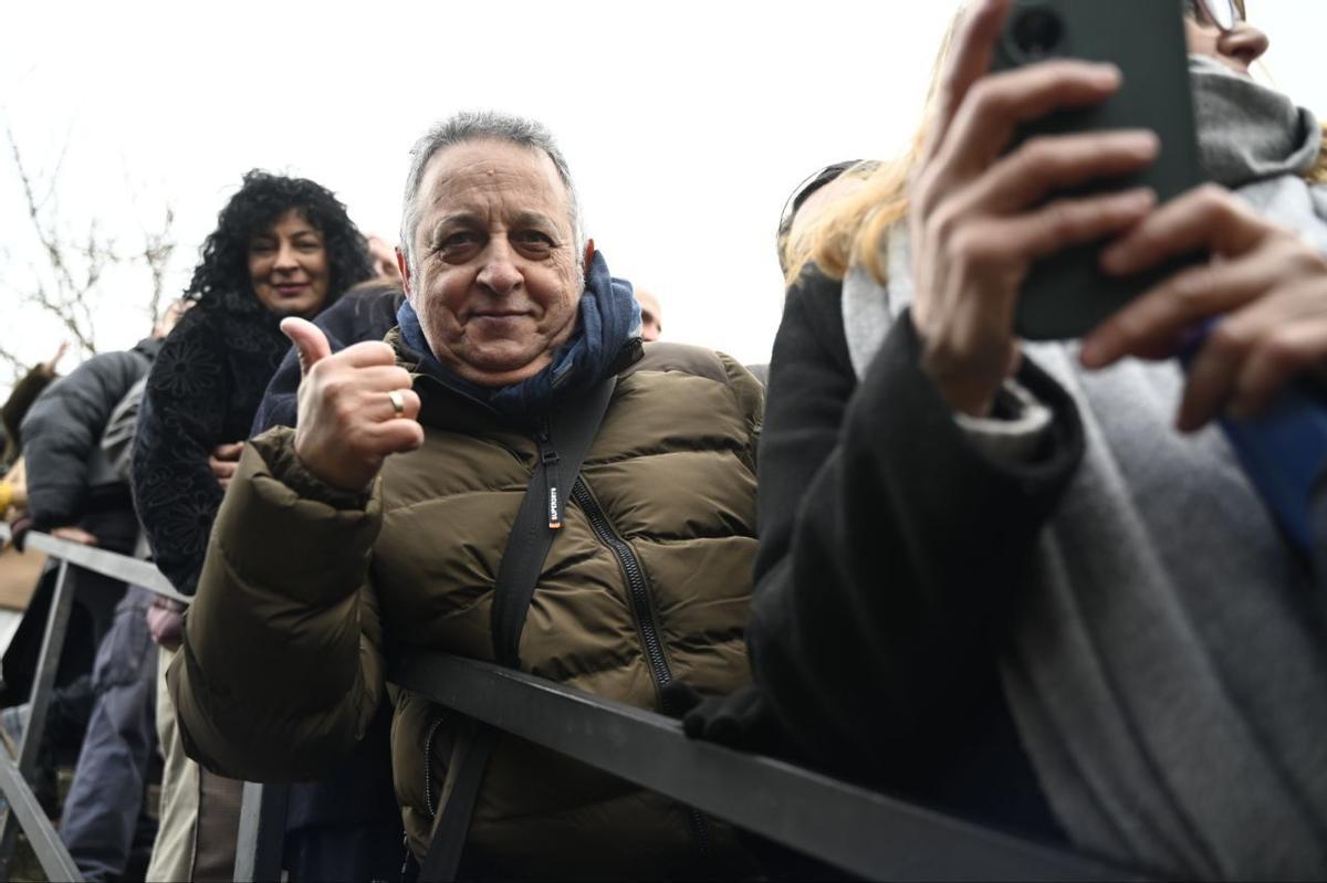 Juan Carlos Gómez acude desde Zaragoza para ver jurar bandera a su hijo.