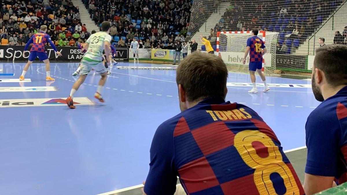 Víctor Tomàs, en el banquillo durante el partido de este miércoles contra el Anaitasuna.