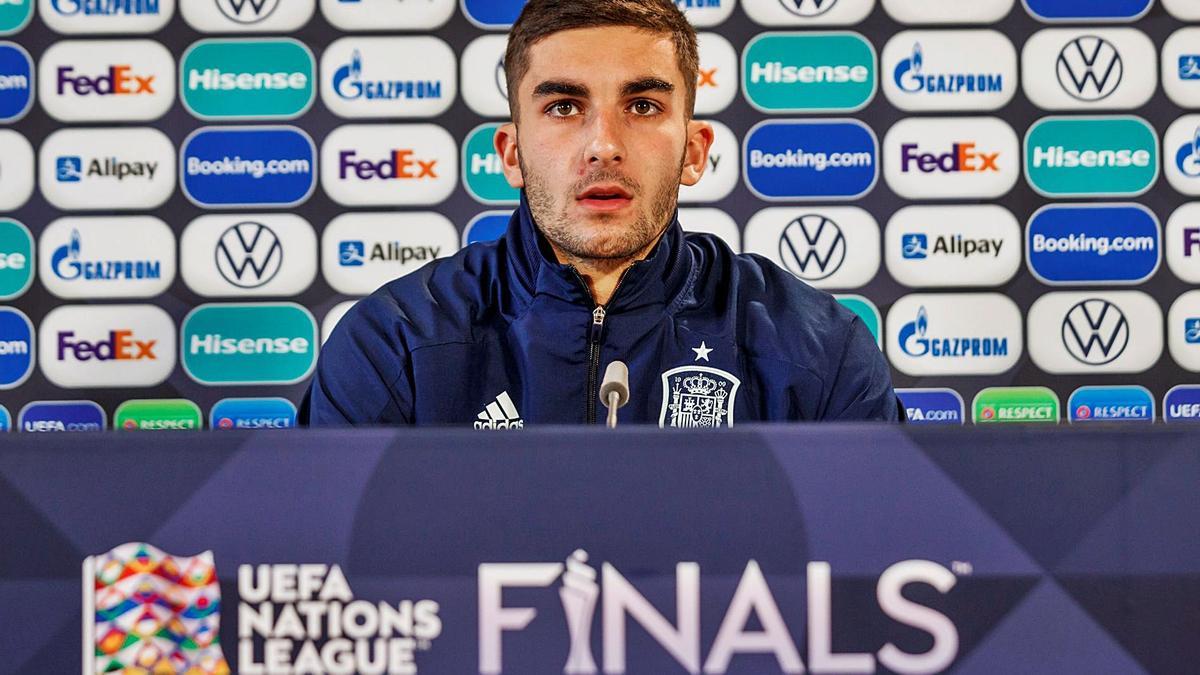 El delantero valenciano de la selección española Ferran Torres, durante la rueda de prensa de ayer en San Siro (Milán). | EFE/PABLO GARCÍA