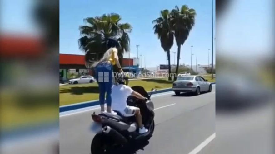 Una pareja se graba circulando en una moto temerariamente