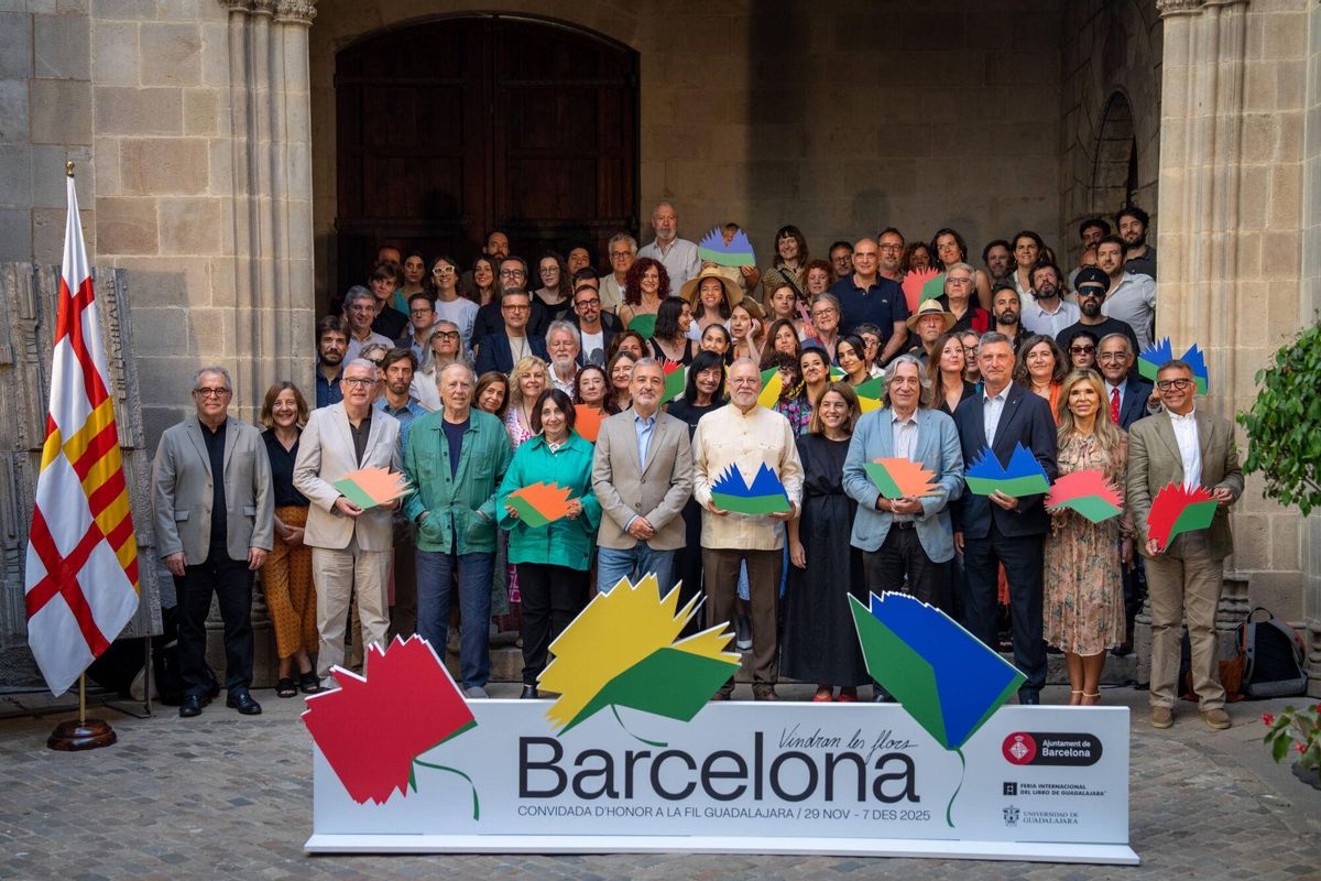 Barcelona 25/06/2025 Icult. Presentación del programa de Barcelona Ciutat Convidada en la Feria Internacional del Libro de Guadalajara. Con el alacalde Juame Collboni, el presidente y la directora de la FIL y algunos escritores y artistas como Joan Manel Serrat y Eduardo Mendoza, que formarán parte de la delegación barcelonesa. SAló de Cent del Ayuntamiento de Barcelona. AUTOR: JORDI OTIX