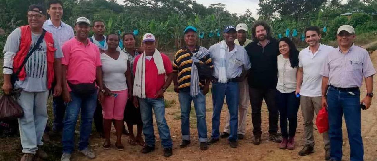 Germán Campal, el segundo por la derecha, junto con algunos de los productores colombianos de la región de Antioquia.