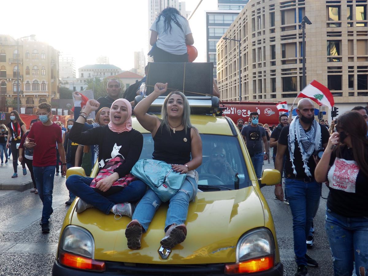 Dos jóvenes protestan durante la celebración del primer aniversario de la revolución libanesa. 