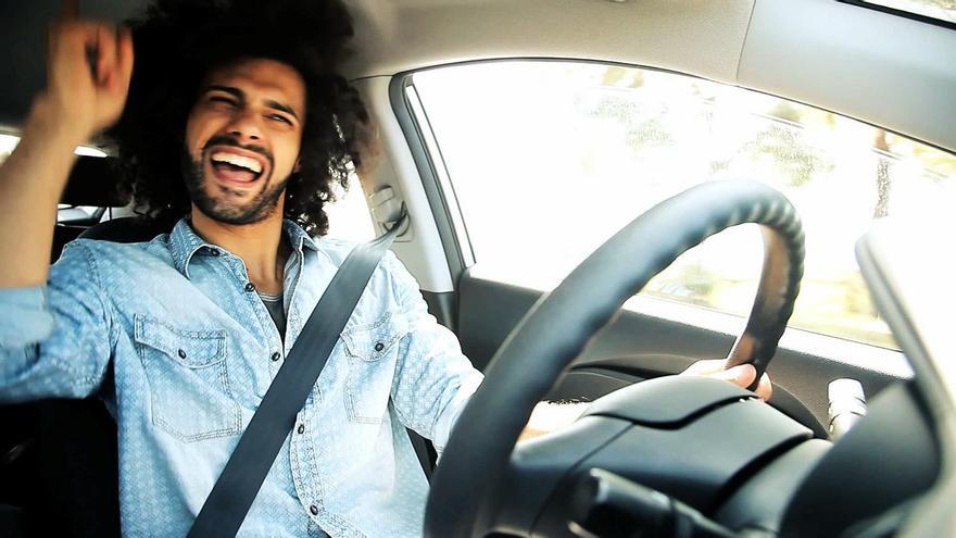 ¿Te pueden multar si llevas la música muy alta en el coche?
