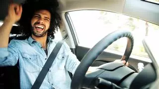 ¿Te pueden multar si llevas la música muy alta en el coche?