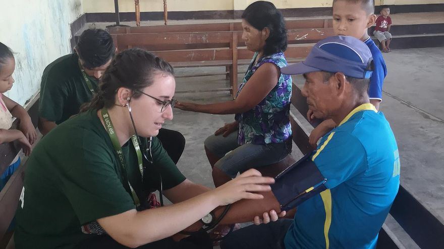 Estudiantes valencianos de Enfermería atienden a población vulnerable de la Amazonia