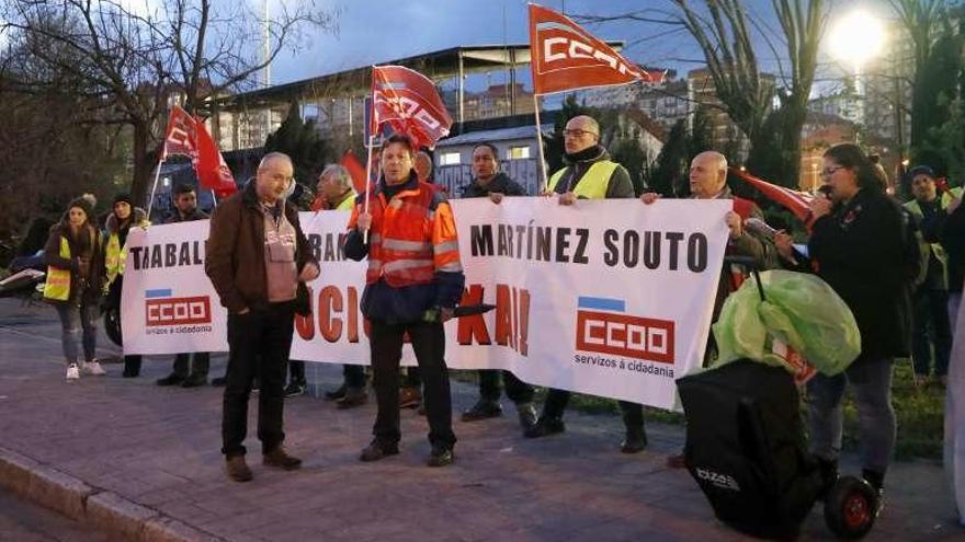 Empleados de Transportes Souto concentrados frente a PSA. // R.G.