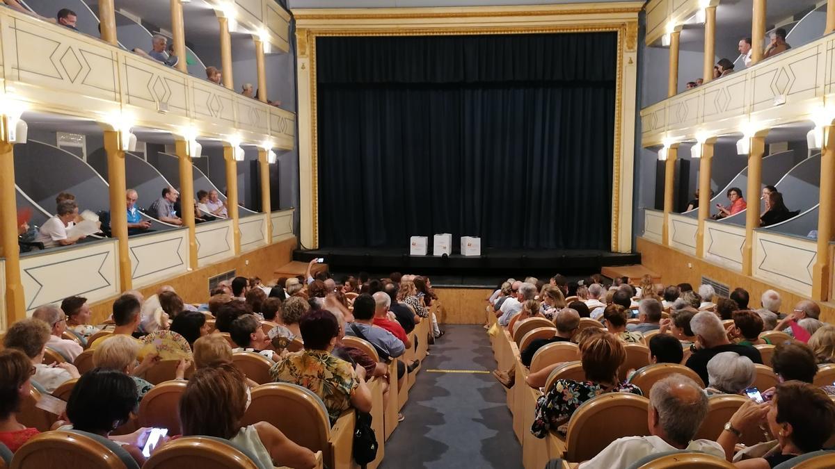 Espectadores esperan en el interior del Latorre el inicio de una función de teatro