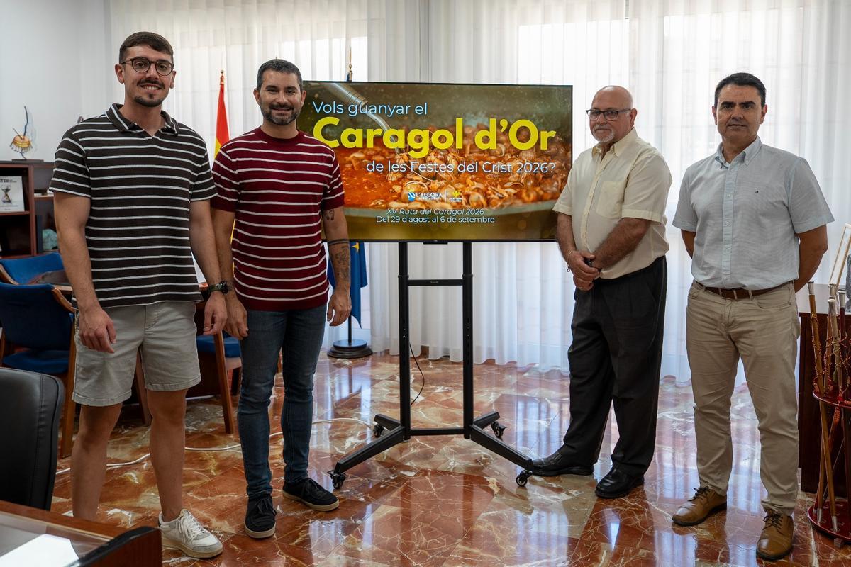 EL ALCALDE DE ALCORA, SAMUEL FALOMIR Y EL REGIDOR DE COMERCIO, PABLO DELGADO, JUNTO AL PRESIDENTE Y DIRECTOR DE LA CAIXA RURAL PRESENTADO LA POTENCIADA RUTAL DEL CARAGOL
