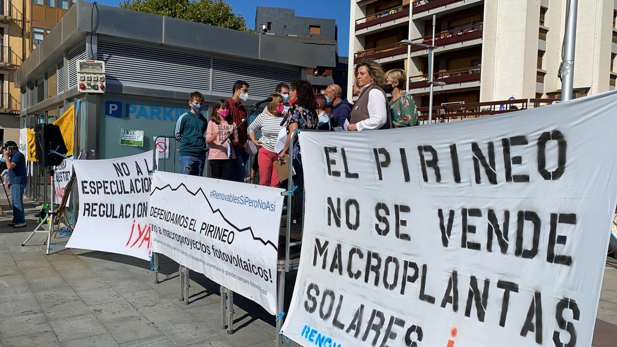 Pancartas contra el crecimiento descontrolado de macrocentrales solares.