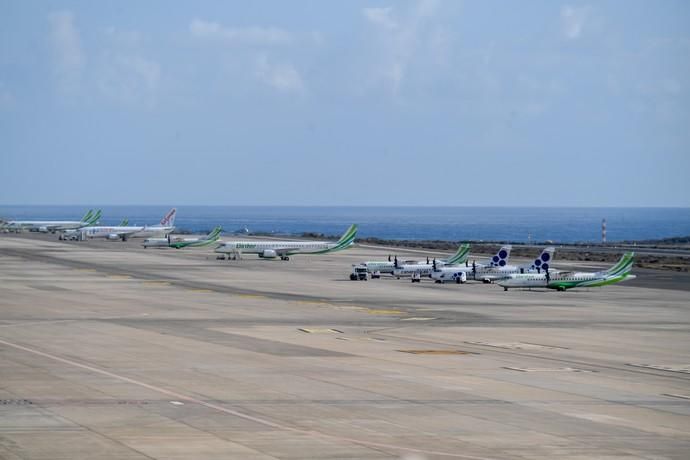 26-03-20  GRAN CANARIA. AEROPUERTO DE GRAN CANARIA. INGENIO TELDE. . Efecto del Covid-19 en el Aeropuerto de Gran Canaria, plataforma de aparcamiento de aviones vacía, últimos turistas y últimos en llegar.  Fotos: Juan Castro.