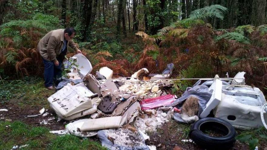 Uno de los vertidos incontrolados localizados en los montes de Redondela en los últimos días. // FdV