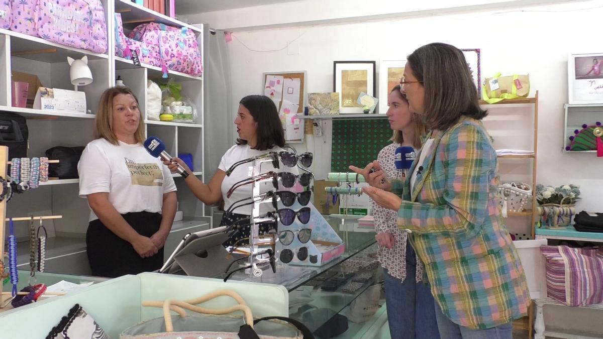 Loles García, Sandra Segarra y Claudia Arrufat entrevistan en ‘La Panderola’ a esta comerciante.