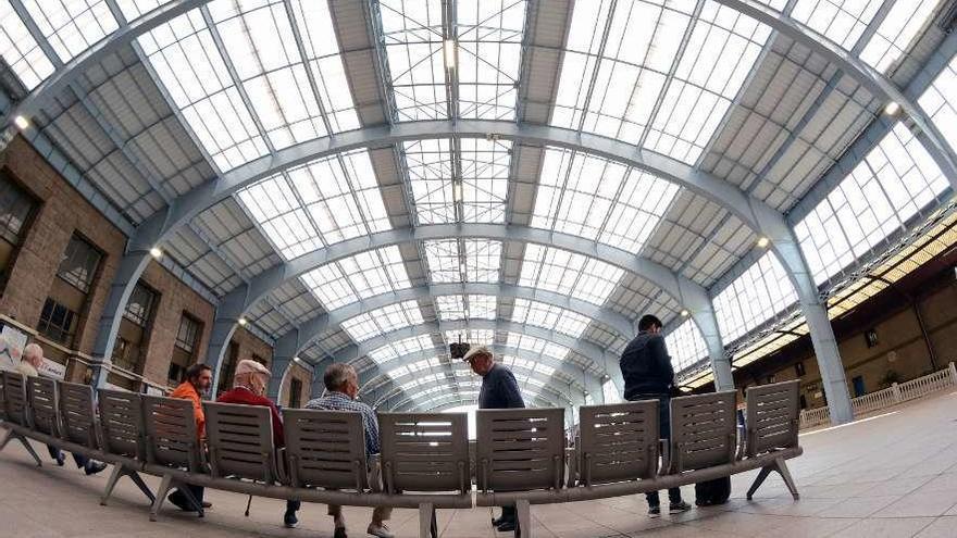 Viajeros en la estación del ferrocarril, bajo la nueva cubierta instalada en el recinto.